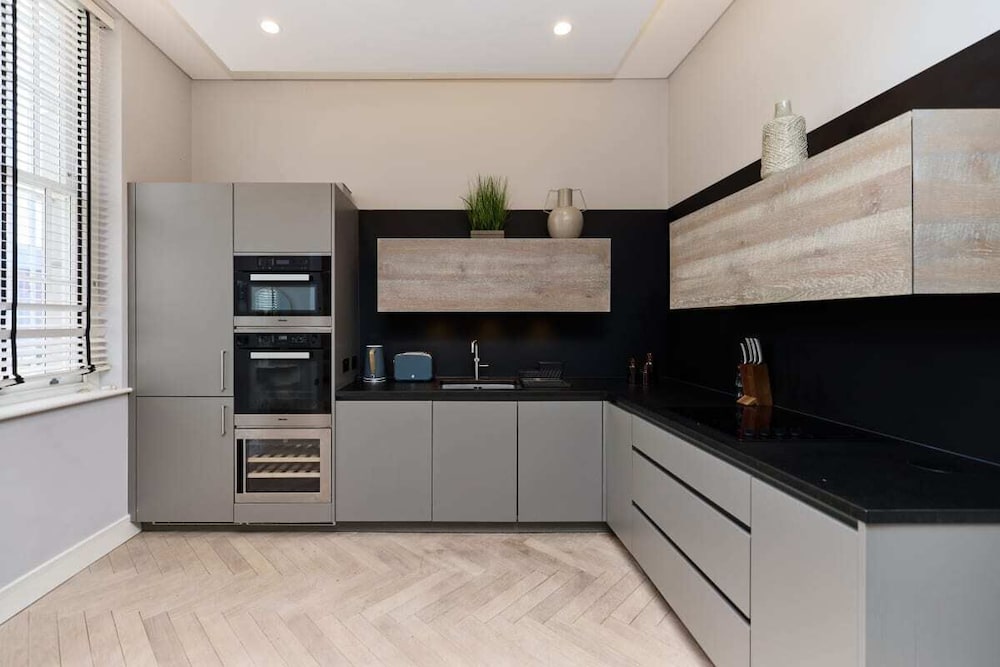 The Westbourne Park Place - Elegant 3bdr Flat