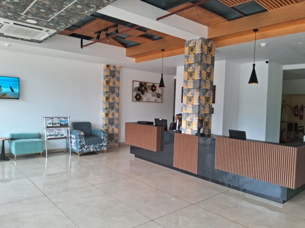 Goroomgo Portola Hotel By Parkside Dharamshala view 4