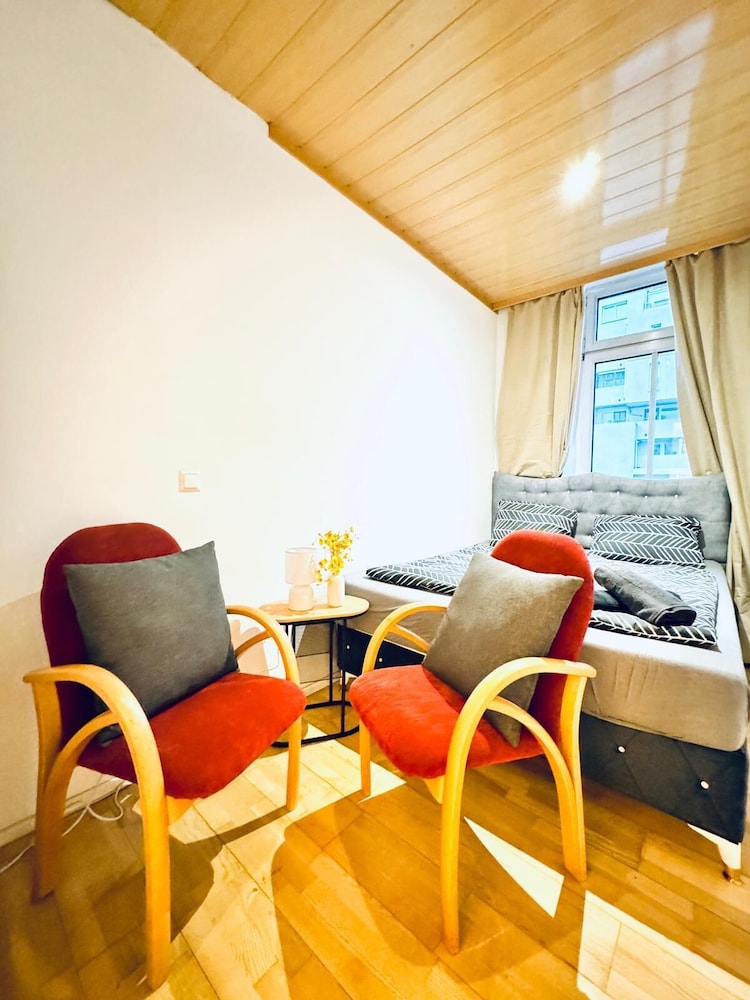 Cozy 4BR Apt for 12P Near FAC Platz