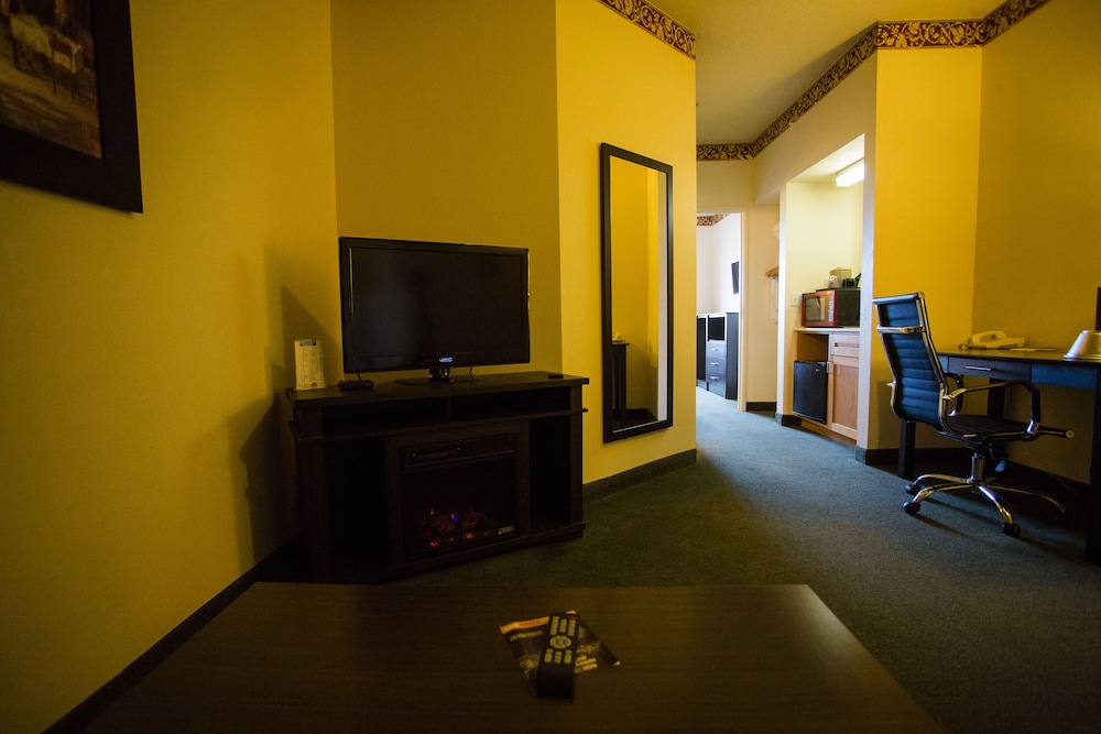 Chisholm Inn & Suites