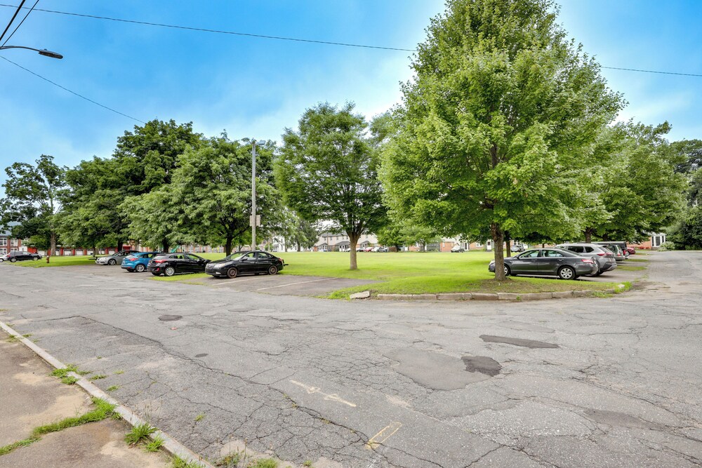 Easthampton Apartment Near Breweries & Rail Trail!