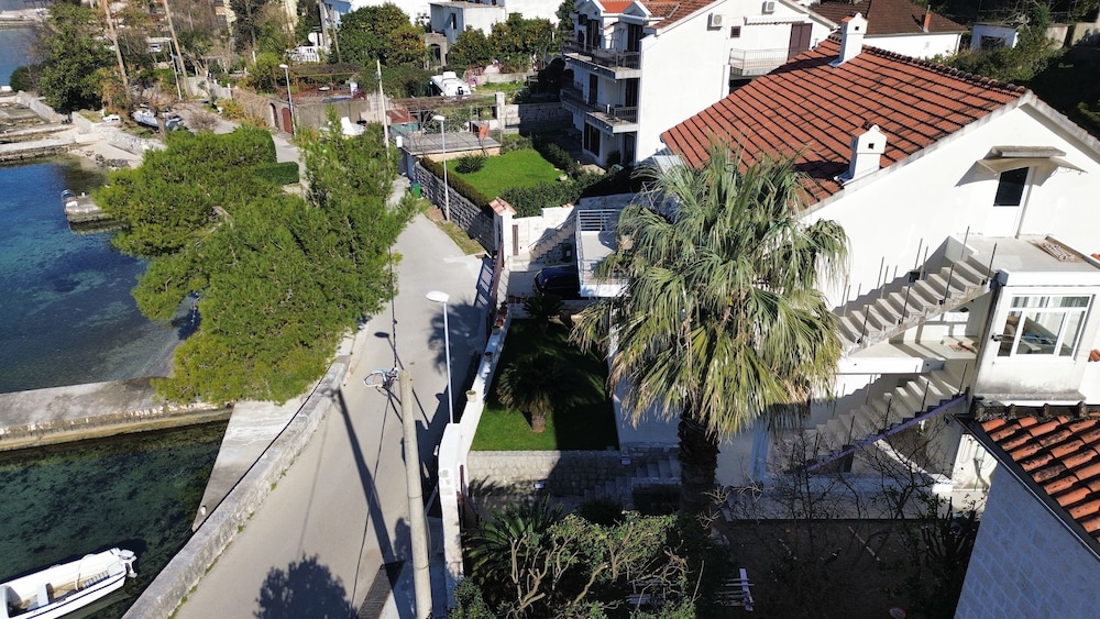 Waterfront Apartment Petrovina