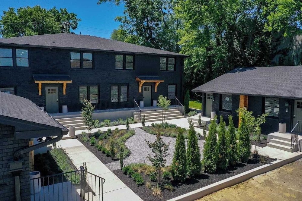 The Nomad: 4 1brs, 2 Studios 24-guest Retreat