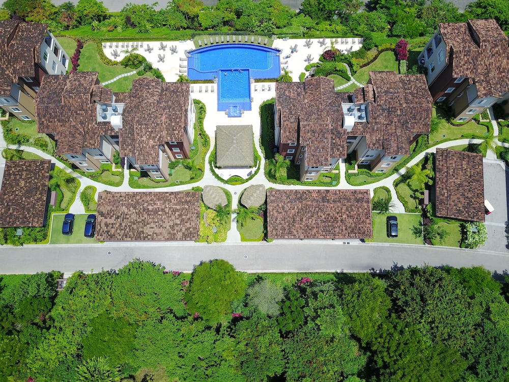 CR Luxury Los Sueños Condos