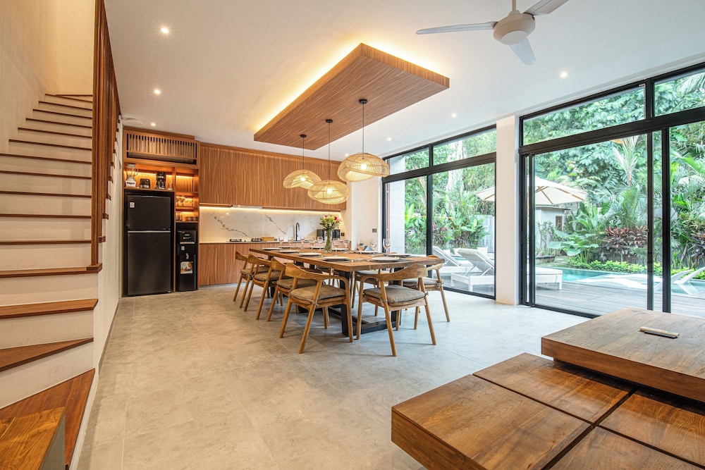 Enchanting 5BR Canggu Villa Moments to Sea