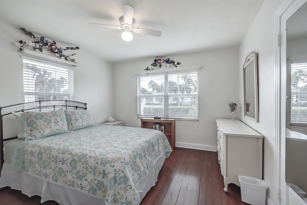 Seas The Day - Monthly Beach Rental 2 Bedroom Home by RedAwning - Image 5