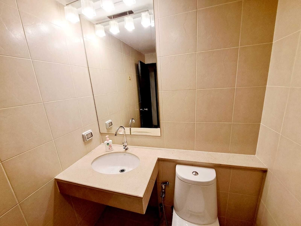 2D - 3 Bedroom Downtown Apartment With Shared Pool