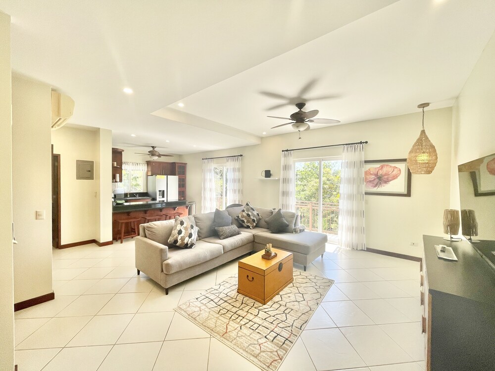 La Torre: Poolside Condo with Scenic Views