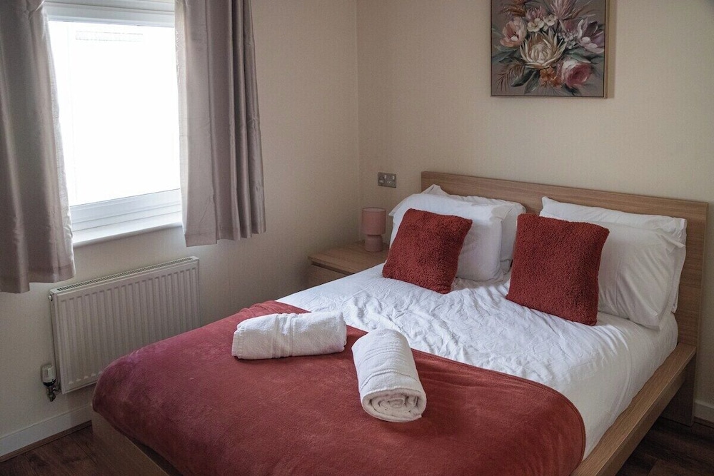 Bright 4-bed Swansea Getaway With Parking