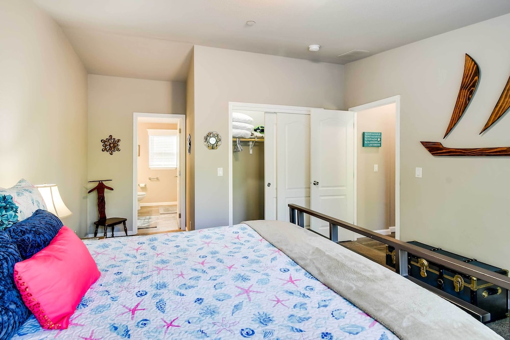 Ocean Shores Retreat w/ Porch & Canal Views!