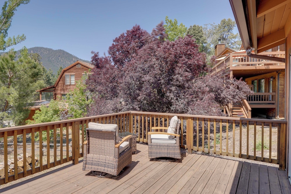 Mountain-view Haven w/ Deck in Pine Mountain Club