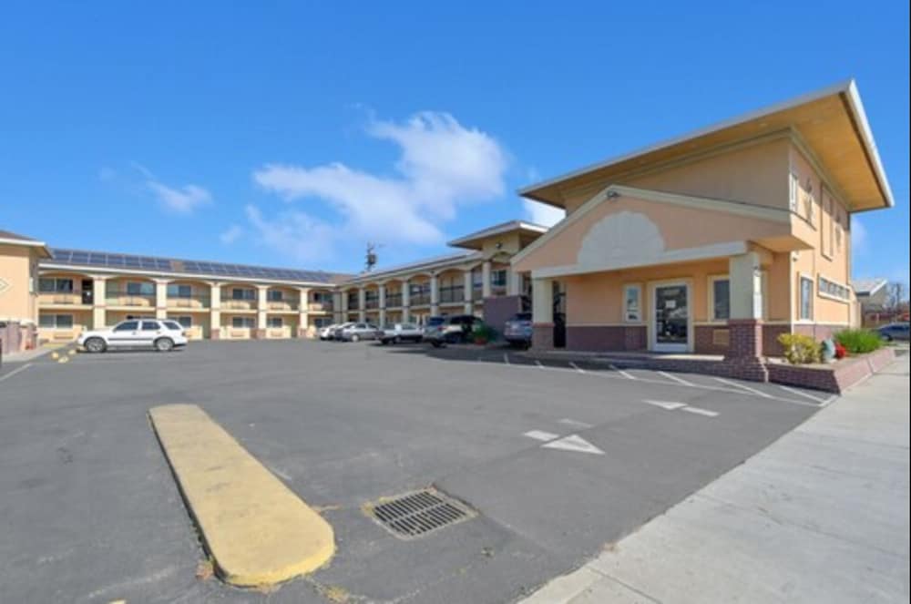 America's Deluxe Inn, photo 34