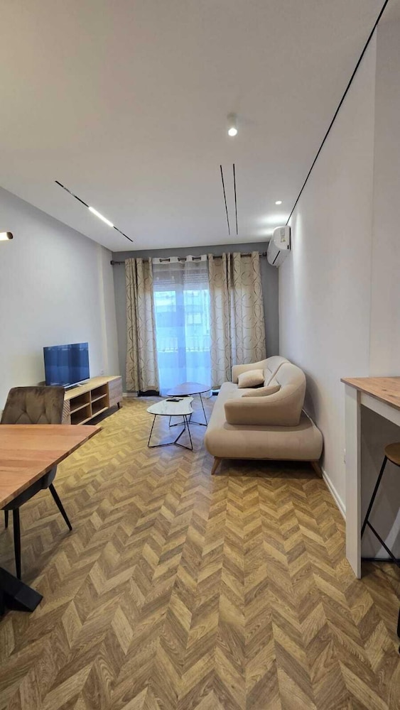 Tirent Apartment-Modern 1-Bedroom Stay Near Liqeni i Thatë
