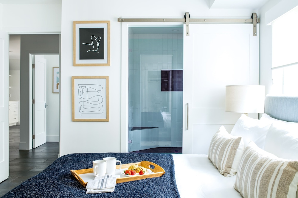 O'neill I by Avantstay Coastal Paradise Steps From Beach Modern Decor