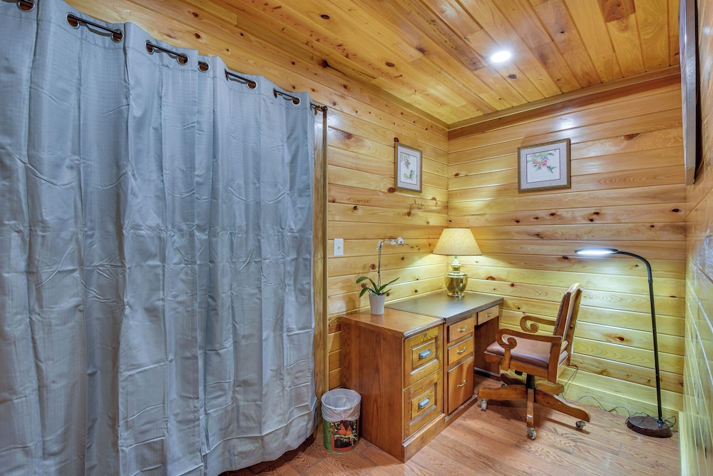 Mountain-view Cabin ~ 2 Mi to Downtown Clayton! view 5