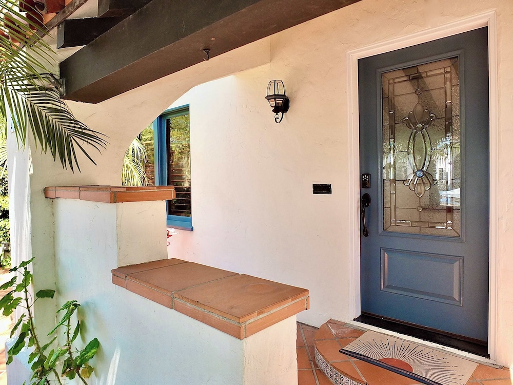 Belmont Shore Coastal Cottage - Cozy Home for 6 - 2 Blocks to Beach