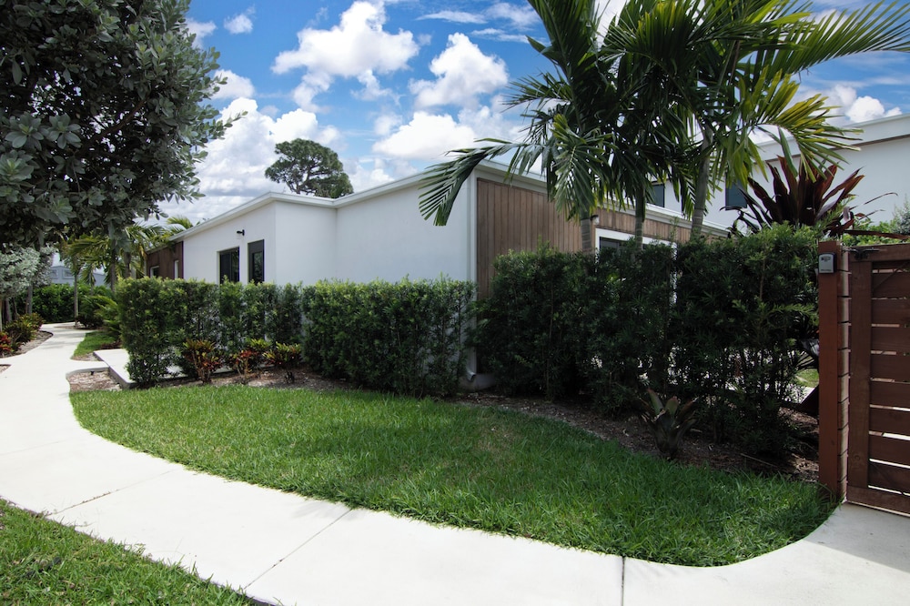 4BR Sleeps 10 Pet Friendly w/ Bbq!