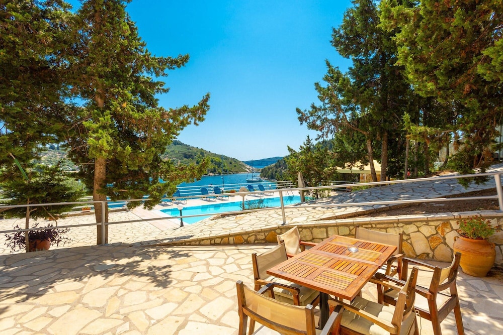 Dolphin House Large Private Pool Walk to Beach Sea Views A C Wifi Car Not Required - 557 view 4
