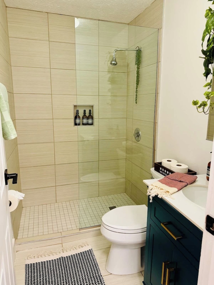 Jungle House Downtown Columbus – Modern Boutique Suites