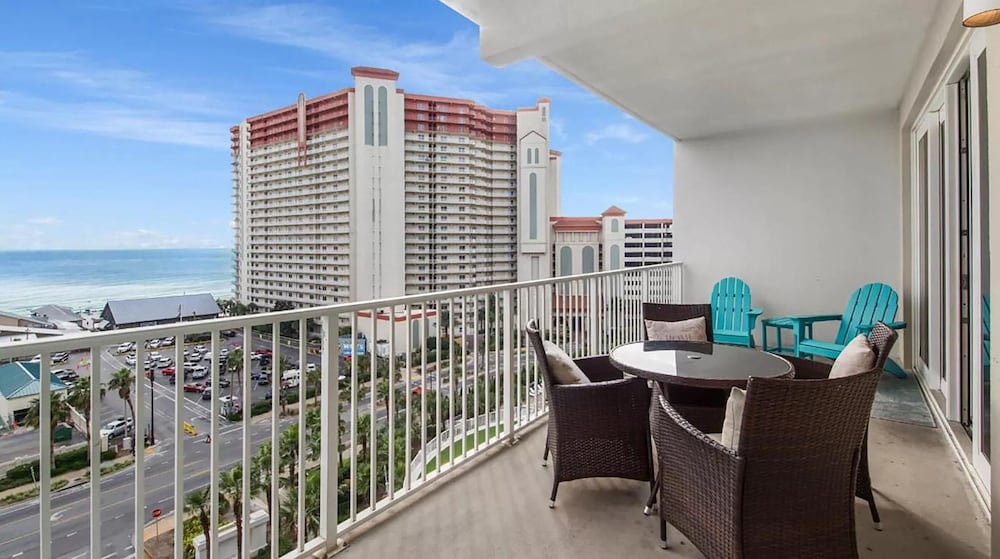 Laketown Wharf 827 - Life's A Beach