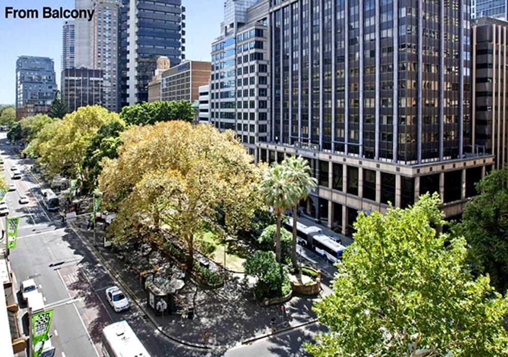 Sydney CBD 2 Bedroom Apartment with Balcony