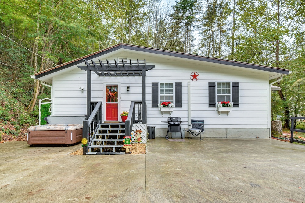 Creekside Cottage w/ Hot Tub: 8 Mi to Lake Chatuge