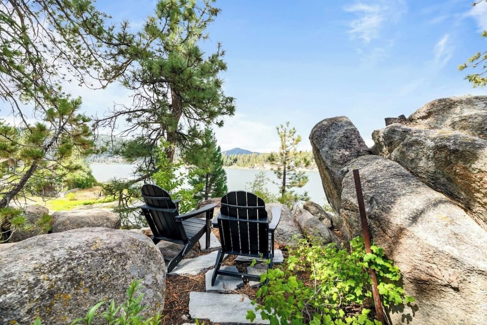 Stunning Lakefront Dock Views -Black Fox