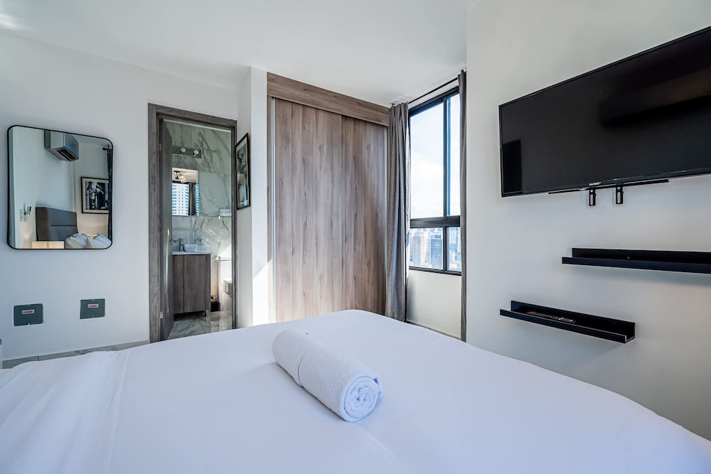 w Brilliant 1BR w Beautiful View in Calle 50