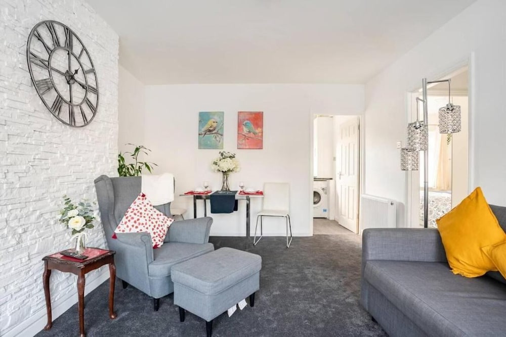 1 Bed-sleeps 4-free Parking-30 Min to Central Ldn