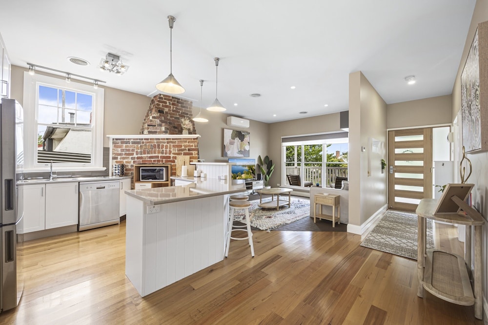 Lovely 3-bed With Alfresco Dining in Prime Suburb