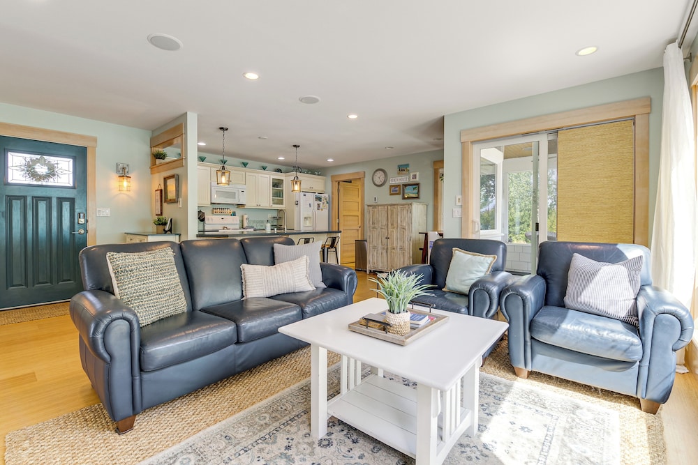 Steps to Beach: Home w/ Hot Tub in Oak Harbor!