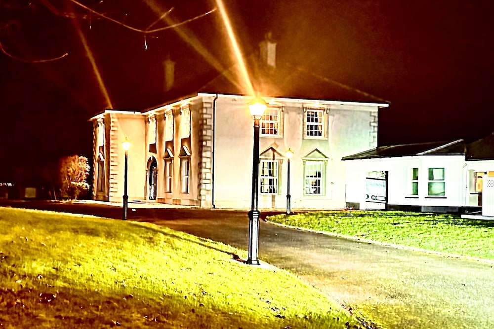 Summer Sale! Beakstown House Luxurious 5-bed Villa