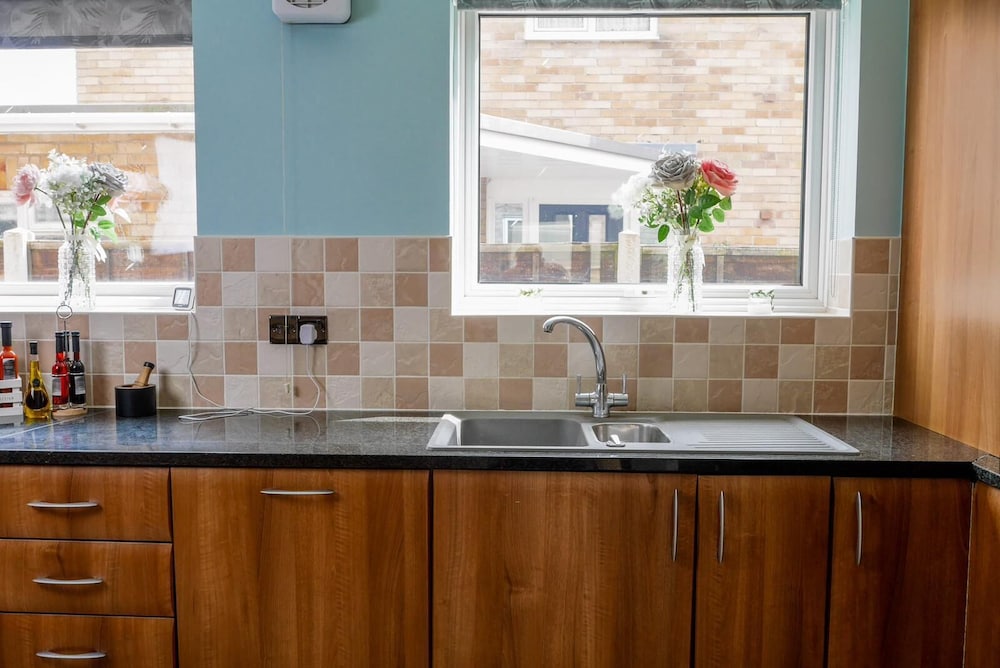 Stylish 4 Bed Apartment- Private Garden & Sleeps 8