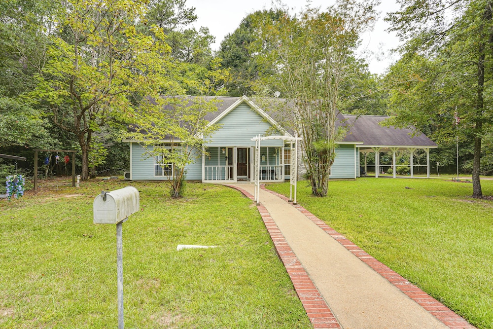 Relax By the Lake: Quiet East Texas Retreat