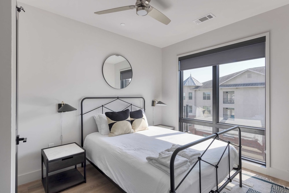 Sleeps 24 4 Modern Midtown Apartments w/ Gym + Pool Walkable to Shops & Eats