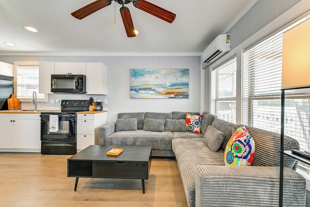 Waterfront Living & Resort Perks! Lake Norman Stay