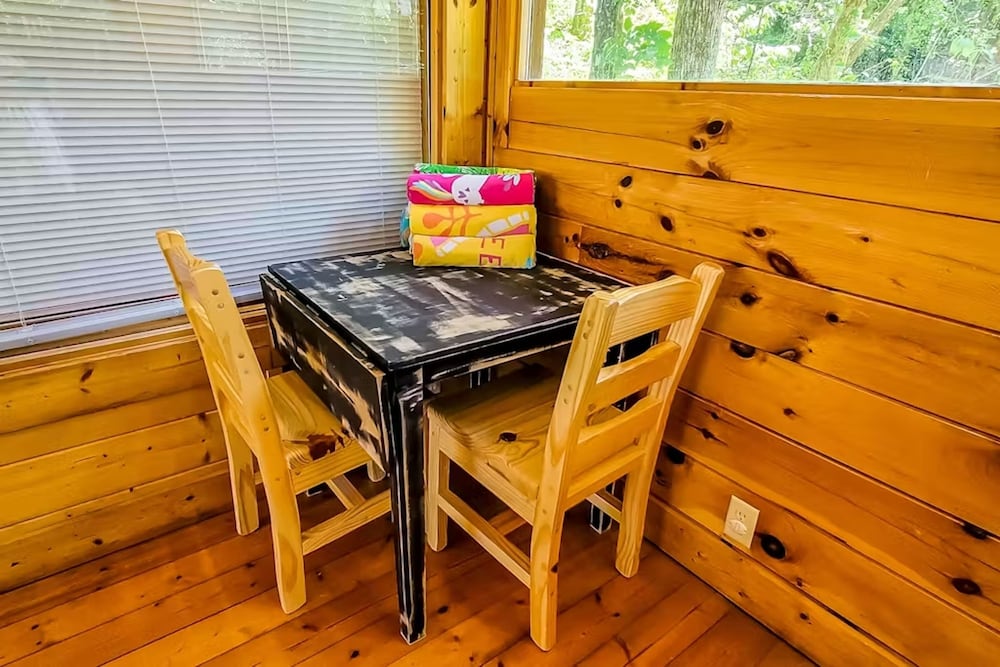 Cozy Cabin w Game Room hot tub Creek