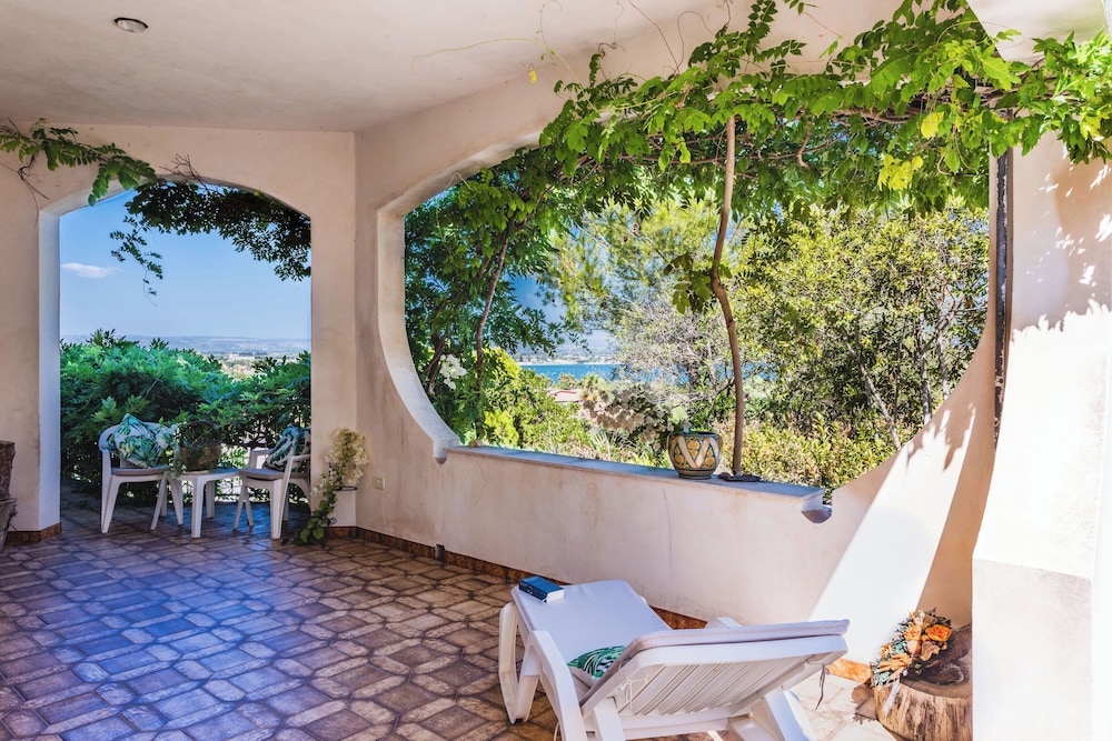 Galatea e Giardino delle Esperidi apartments with pool by Wonderful Italy