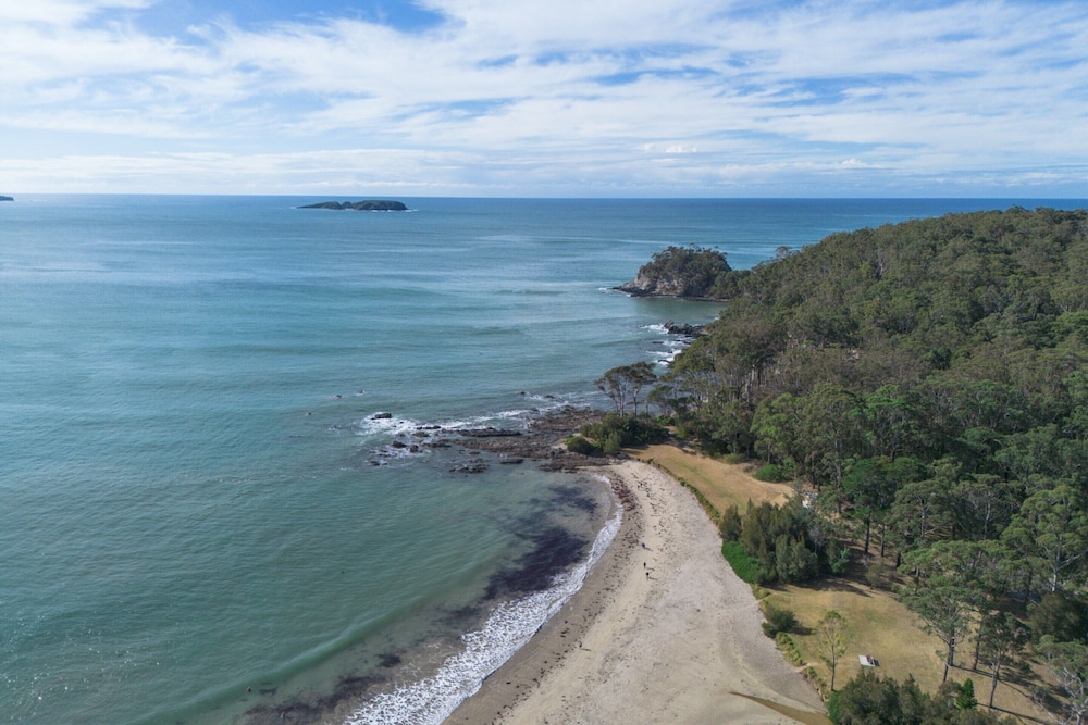 Secluded 3-bed Retreat Moments to the Beach
