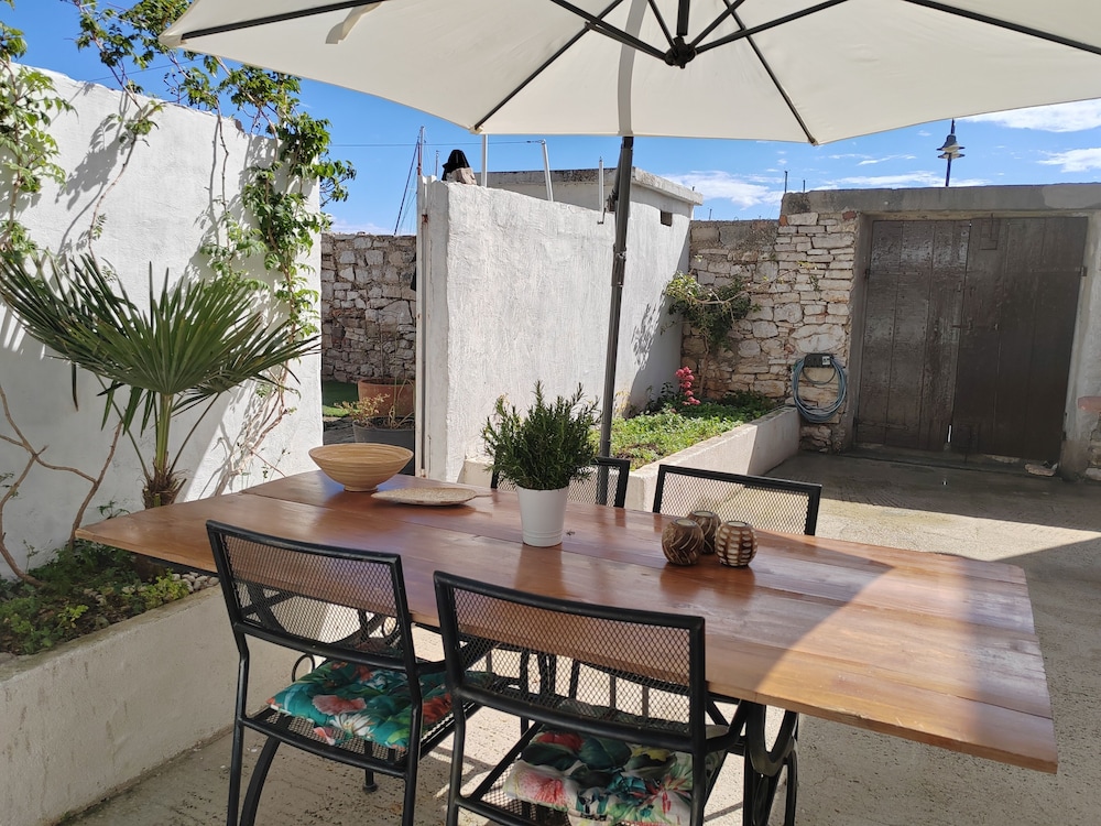 Stunning 2-bed House in Jezera With Sea Views