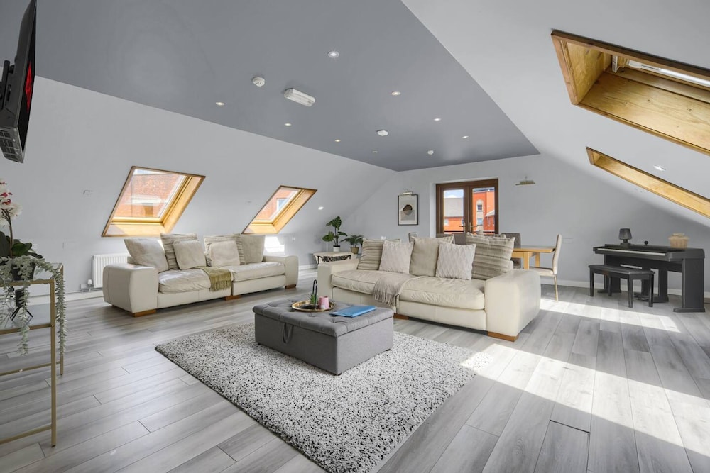 Luxury Penthouse Suite - Swansea Central - Beach