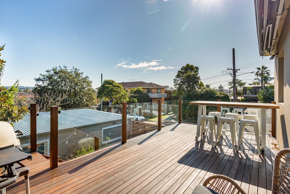 Idyllic 4-bed Home With Alfresco Area Near Beach