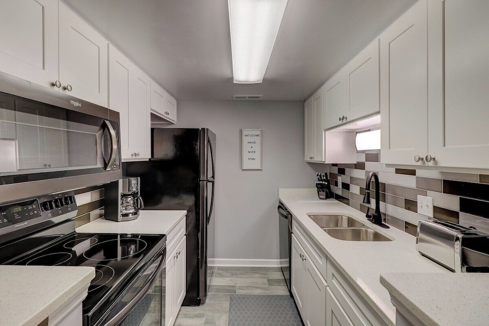 Renovated 2BR Hilton Head Home Walk to Shops