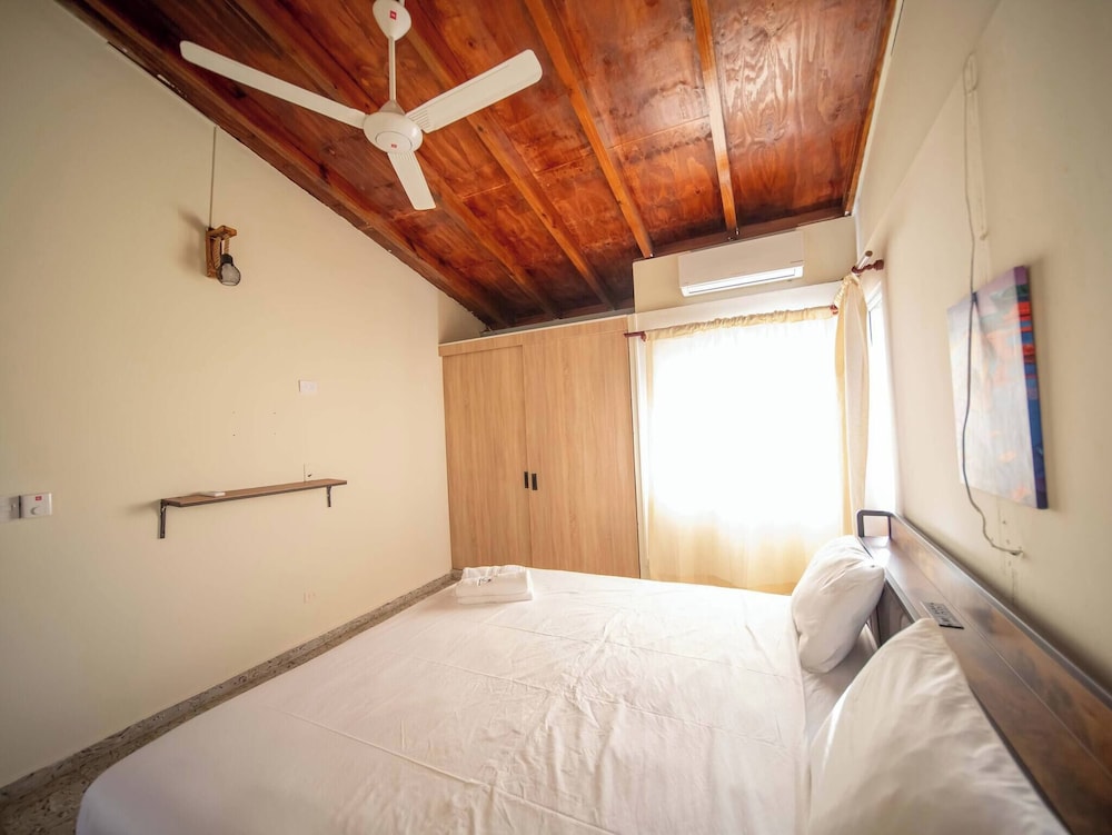 Colonial 2BR Apartment 2mins Walk to Beach!