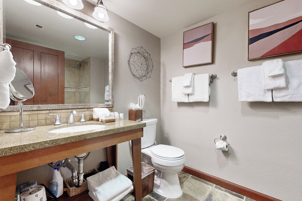 2BR Resort Condo Ski-in/ski-out, Pool, Hot Tub