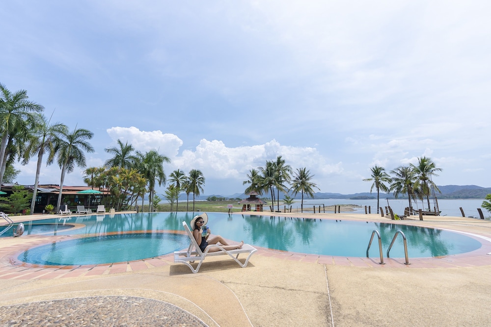 Kaengkrachan Boathouse Paradise Resort