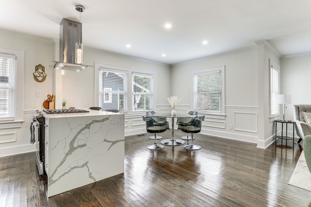 4 Mi to Aquarium & Arenas: Modern Atlanta Home