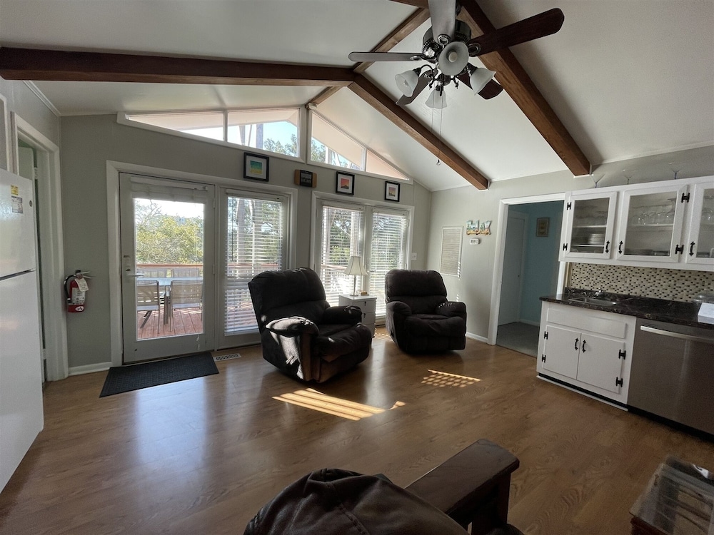 Wild N Wonderful 4 Bedroom Cottage by RedAwning