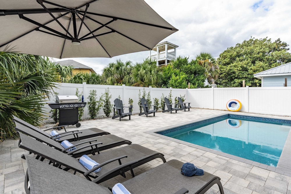 Modern 5bdr w/ Private Pool, 2 min Walk to the Beach! Montoute by Avantstay