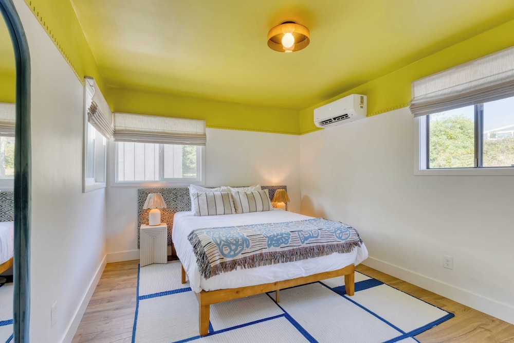 Walk to Beach & Shops Fireplace, Patio Dining & Firepit at Manzanita Ave